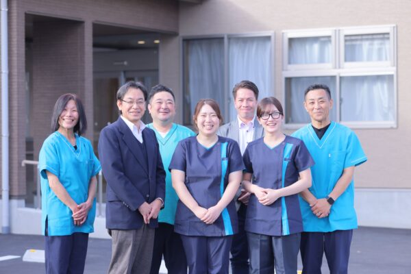2023年11月20日に静岡県浜松市東区に新規オープンした医療対応型有料老人ホームリヤンド-絆-浜松東で働く職員