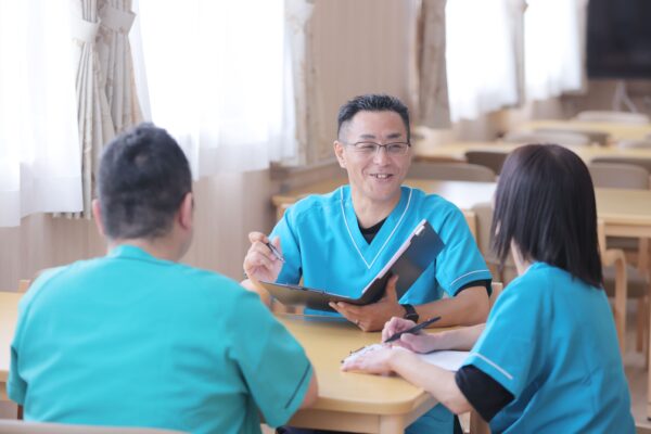 2023年11月20日に静岡県浜松市東区に新規オープンした医療対応型有料老人ホームリヤンド-絆-浜松東で働く介護職員