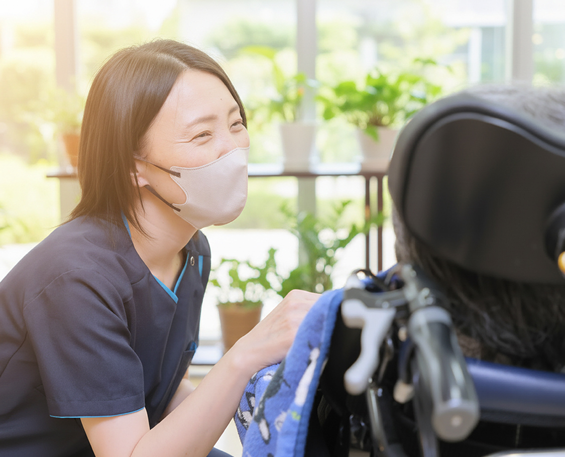 リヤンド-絆-荻窪の介護職員が利用者様に寄り添う様子