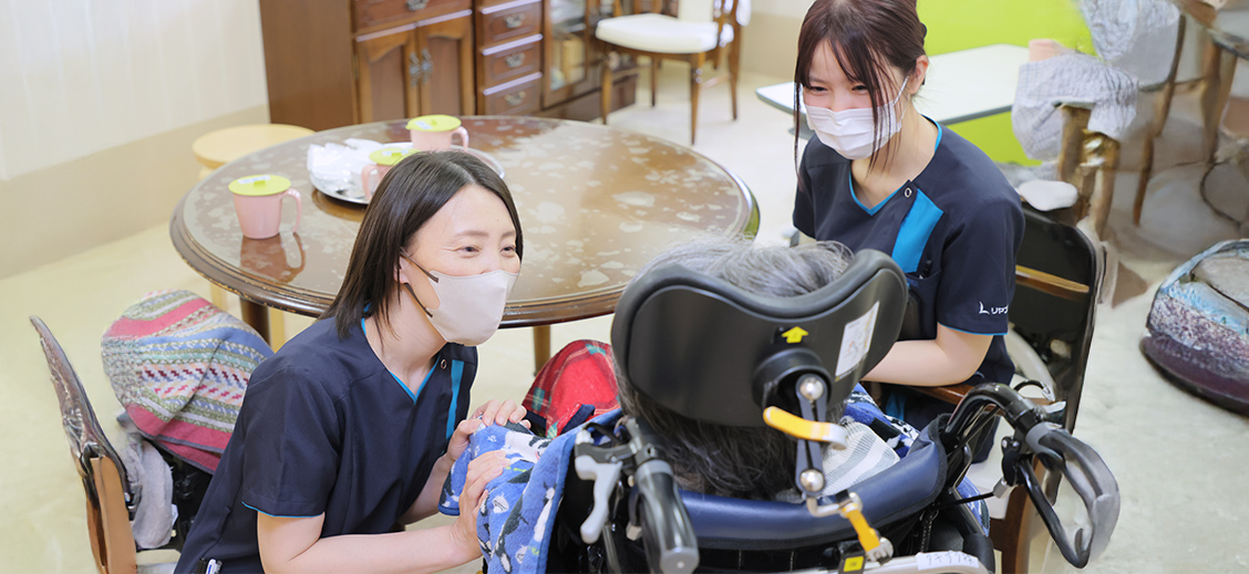 リヤンド-絆-荻窪の利用者様に寄り添う職員の様子