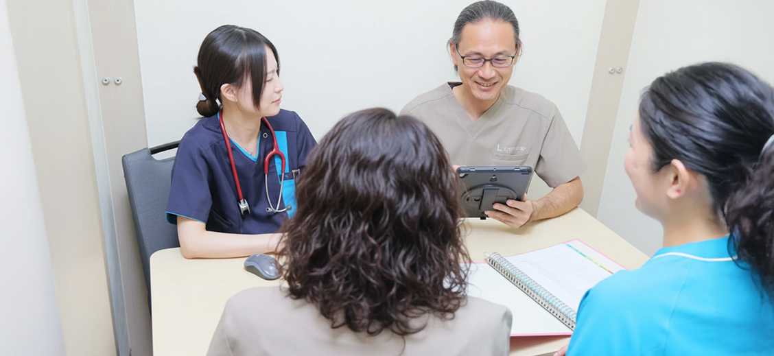 リヤンド-絆-仙台青葉の職員がチームで協力して働いている様子