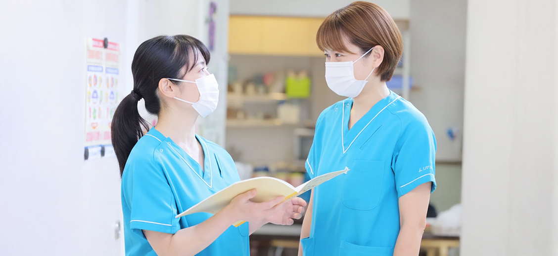 リヤンド-絆-仙台青葉の職員がチームで協力して働いている様子