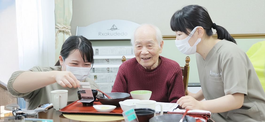 リヤンド-絆-仙台青葉の食事介助の様子
